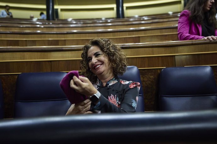 La ministra de Hacienda, María Jesús Montero, durante una sesión plenaria en el Congreso de los Diputados, a 27 de octubre de 2022, en Madrid (España). El Pleno del Congreso examina el decreto ley que rebaja entre octubre y diciembre el tipo del IVA apl