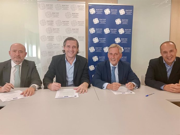 El director de Escuela FEF, Jesús López; el presidente de Bitbcn, Lluís Mas; el director general de la Fundación de Estudios Financieros, Javier Méndez Llera; y el consejero delegado de Bitbcn, Pau Roig.