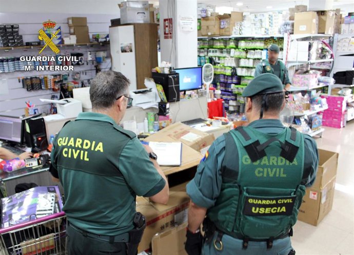 Agentes de la Guardia Civil, durante la inspección a un establecimiento