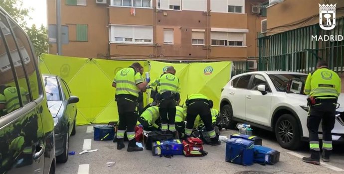Samur-Protección Civil atiende a un hombre herido en el madrileño distrito de San Blas.
