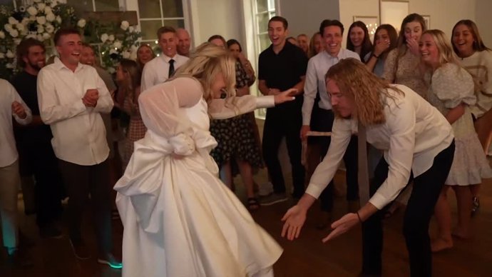 Esta pareja celebra su compromiso en una boda llena de volteretas y acrobacias