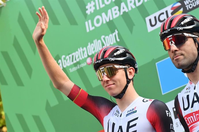 El ciclista esloveno Tadej Pogacar saluda antes de la salida del Giro de Lombardía 2022