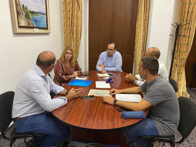 Reunión de la delegada territorial de Economía, Hacienda y Fondos Europeos y de Política Industrial y Energía, Inmaculada Olivero, en una reunión con el alcalde de Bornos, Hugo Palomares, y empresarios de la localidad