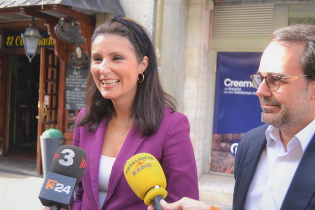 La portavoz del PP en el Parlament, Lorena Roldán, en declaraciones ante la sede del PP.