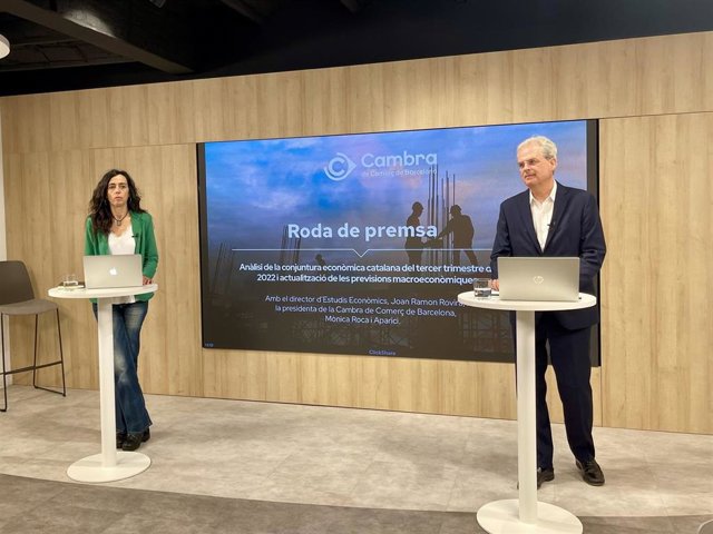 La presidenta de la Cámara de Comercio de Barcelona, Mònica Roca, y el jefe del Gabinete de Estudios Económicos, Joan Ramon Rovira.