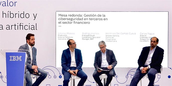 (Centro A Derch)Rodrigo Hornos, Principal Cloud Specialist Manager De IBM Para España, Portugal, Grecia E Israel; Herminio Del Campo, Director General Del Centro De Cooperación Interbancaria (CCI); Y Carlos Yagüe, Vendor Risk Management De Caixabank