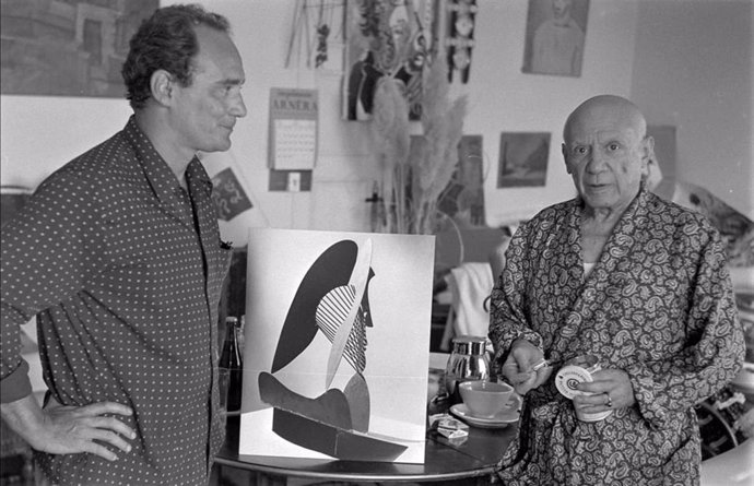 Archivo - Pablo Picasso y Roberto Otero junto a la fotografía de la maqueta de "Cabeza de mujer" (1962-1964), encargo del Chicago Civic Center Mougins, Notre-Dame-de-Vie, agosto 1966. Fondo Roberto Otero. Museo Picass Sucesión Pablo Picasso, VEGAP, Madri