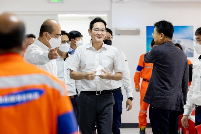 Archivo - 12 September 2022, Mexico, Dos Bocas: Samsung Electronics Co. Vice Chairman Lee Jae-yong (C) is greeted by employees of Samsung Engineering during his visit to a refinery facility in the southern Mexican port of Dos Bocas. Photo: -/YNA/dpa