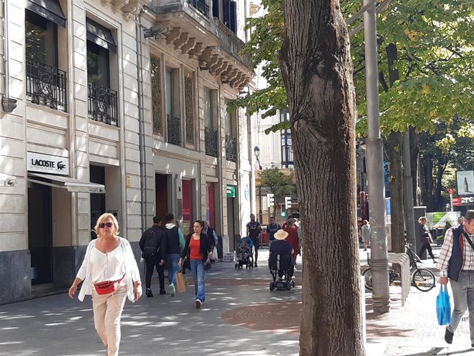 Ciudadanos en una céntrica calle de Bilbao.