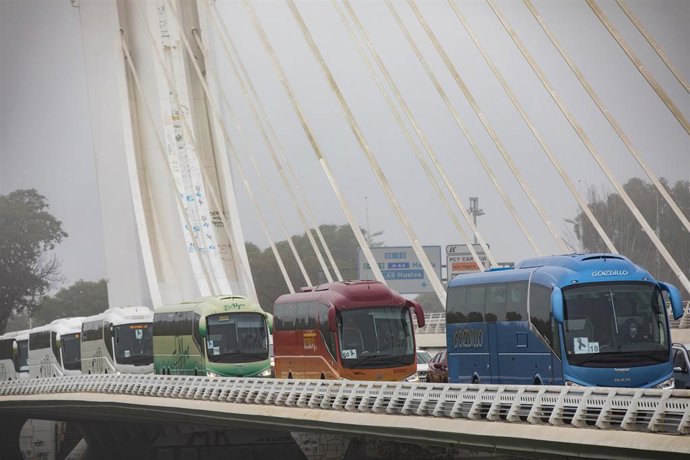 Archivo - Autocares en la carretera