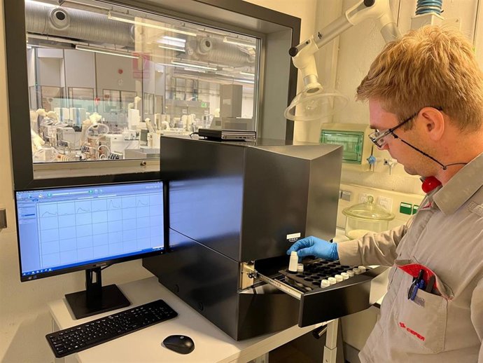Integrante de los servicios analíticos de Cepsa durante el proceso de análisis de una muestra.
