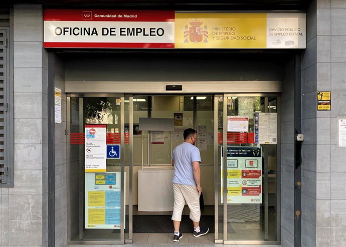 Un hombre entrando en una oficina de empleo