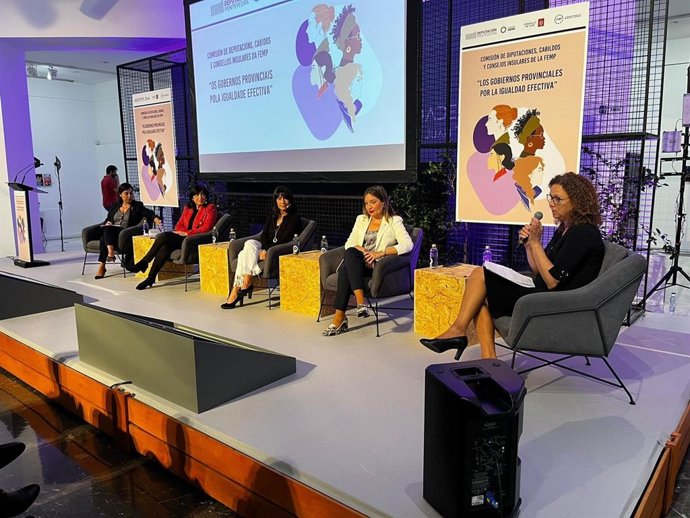 La presidenta del Consell de Mallorca, Catalina Cladera, durante las jornadas de Vigo.