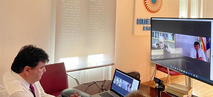 Reunión telemática entre el alcalde de Huelva, Gabriel Cruz, y el científico Juan Pérez Mercader.