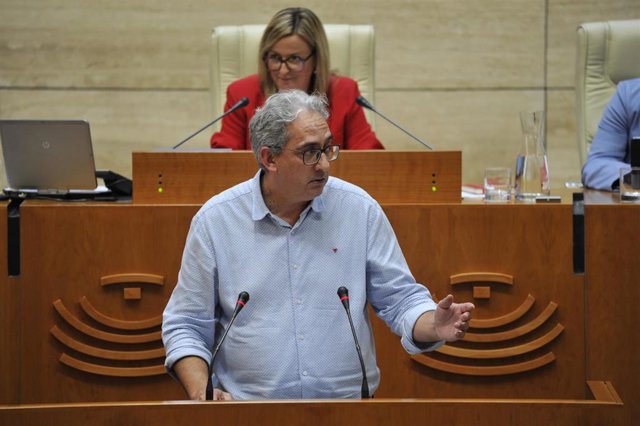 El diputado de Unidas por Extremadura Joaquín Macías, en su intervención en el debate de la enmienda a la totalidad de los PGEx, en la Asamblea.