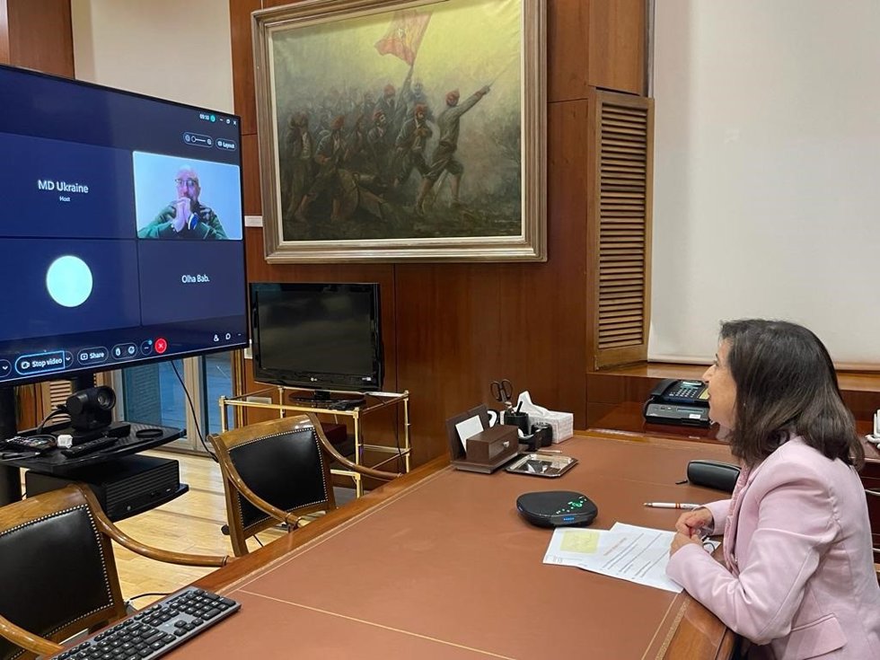 La ministra de Defensa, Margarita Robles, en conversación por videoconferencia con su homólogo ucraniano, Oleksii Reznikov