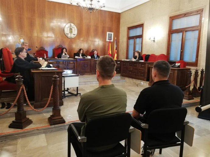 El coreógrafo acusado de abusos a un alumno y su marido, también acusado, en el juicio en la Audiencia.