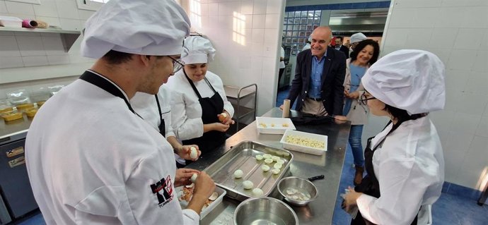 El alcalde de Sevilla conversa con alumnos del ciclo de FP Dual en hostelería en el centro municipal de formación y empleo ubicado en este barrio.
