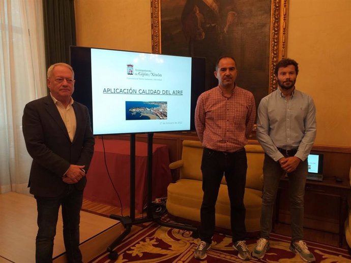 De dcha a izqda: concejal de Medio Ambiente y Movilidad del Ayuntamiento de Gijón, Aurelio Martín (IU), el jefe del Servicio de Comunicación y Nuevos Proyectos, Pedro López; y el jefe del servicio de Vigilancia y Calidad Ambiental, Jesús Fernández Testón