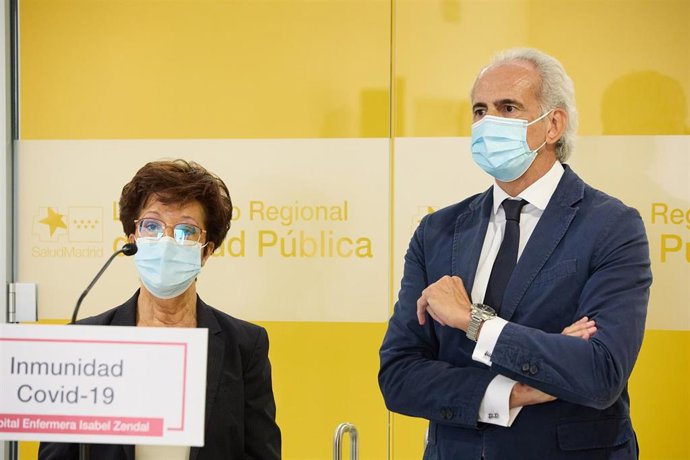 La directora de Salud Pública, Elena Andradas, y el consejero de Sanidad, Enrique Ruiz Escudero. Archivo.
