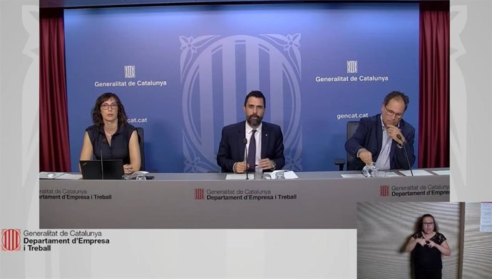 El conseller de Empresa y Trabajo de la Generalitat, Roger Torrent, acompañado por el secretario de Trabajo, Enric Vinaixa, y la responsable del Observatori del Treball i el Model Productiu, Manuela Redondo