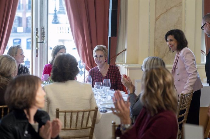 La ministra de Defensa, Margarita Robles, junto a la presentadora de televisión Ana Rosa Quintana durante el lanzamiento de la lista Forbes W 'Las 100 mujeres más influyentes de España'