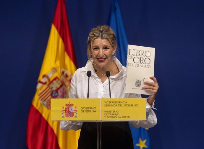 La vicepresidenta segunda y ministra de Trabajo y Economía Social, Yolanda Díaz, ofrece una rueda de prensa mientras muestra 'El Libro de Oro del Trabajo', en la sede del Ministerio, a 27 de octubre de 2022, en Madrid (España). 