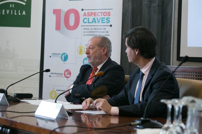 Archivo - El presidente de la Diputación, Fernando Rodríguez Villalobos, y Miguel Rus, presidente de la CES.