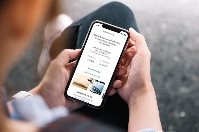 Archivo - CHIANG MAI, THAILAND, JUL 27, 2019 : Woman hand holding iPhone X with social networking service Telegram on the screen. IPhone 10 was created and developed by the Apple inc.