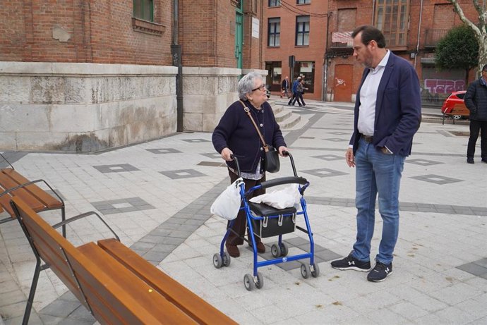 El alcalde de Valladolid, Óscar Puente, conversa con una vecina de la zona de San Nicolás.