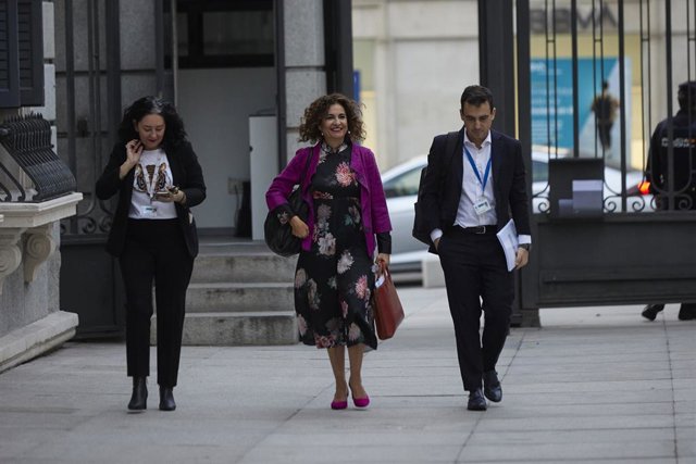 La ministra d'Hisenda, María Jesús Montero, arriba al Congrés dels Diputats.