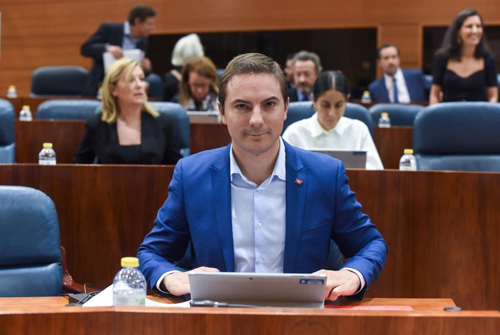 El secretario general del PSOE madrileño, Juan Lobato, en una sesión plenaria en la Asamblea de Madrid