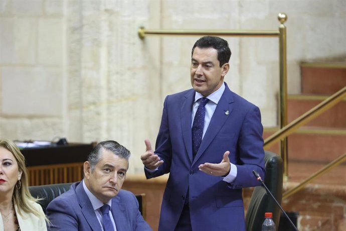 El presidente de la Junta, Juanma Moreno, en la sesión de control del 27 de octubre de 2023.