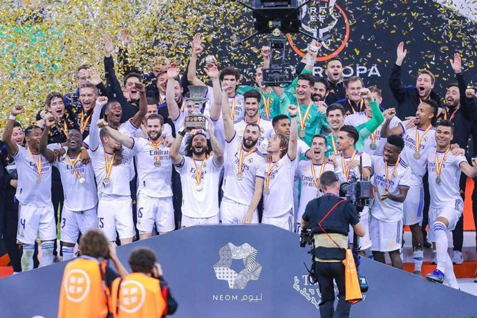 Archivo - 16 January 2022, Saudi Arabia, Riyadh: Real Madrid players celebrate their victory after the final whistle of the Spanish Super Cup (Supercopa de Espana) final soccer match between Athletic Club and Real Madrid CF at King Fahd Stadium. (best q