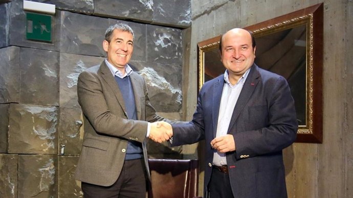 El secretario general de CC, Fernando Clavijo, junto a Andoni Ortuzar,presidente del PNV