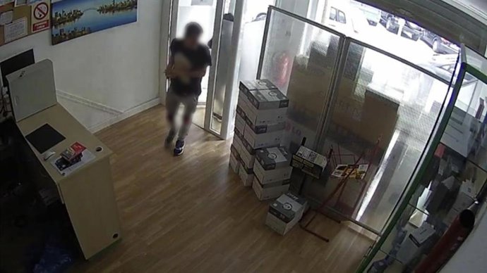 Detenidos por asaltar de manera violenta una tienda de móviles en Elche