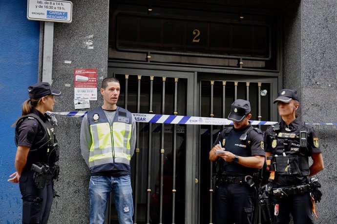 Varios agentes de Policía toman nota durante los trabajos de inspección de la Policía Nacional y Científica, en el domicilio donde Juana Canal residía con su pareja, en el distrito de Ciudad Lineal, a 29 de septiembre de 2022, en Madrid (España). 
