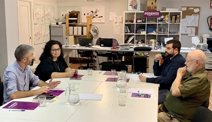 El responsable de Sociedad Civil de Podemos Sevilla, Silvio García, se ha reunido con representantes de Élite Taxi.