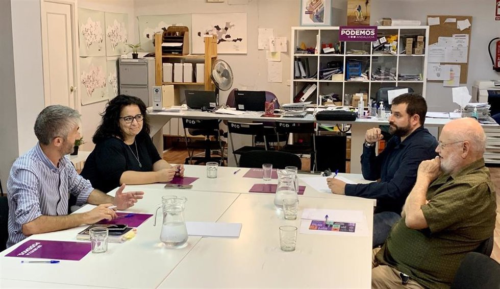 El responsable de Sociedad Civil de Podemos Sevilla, Silvio García, se ha reunido con representantes de Élite Taxi.
