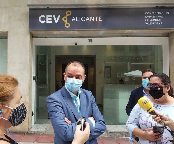 Archivo - Salvador Navarro atiende a los medios a las puertas de la sede de CEV en Alicante.