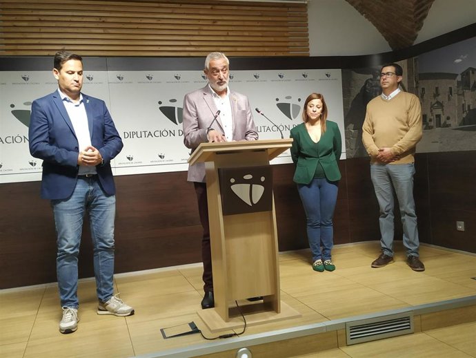 El presidente de la Diputación de Cáceres, Carlos Carlos; la diputada delegada de Turismo, Patricia Valle, y los alcaldes de Malpartida de Cáceres y Valencia de Alcántara, Raúl Barrado y Alberto Piris