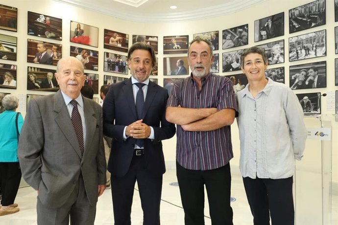 El presidente del Parlamento de Canarias, Gustavo Matos, junto a los autores de la exposición 'Tres miradas. Un recorrido fotográfico por 40 años del Parlamento de Canarias'