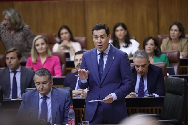 El presidente de la Junta de Andalucía, Juanma Moreno, en el Pleno del Parlamento.