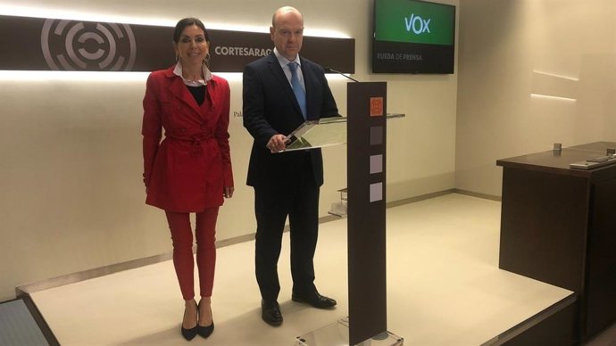 El portavoz de VOX en Aragón, Santiago Morón, y la diputada Marta Fernández.