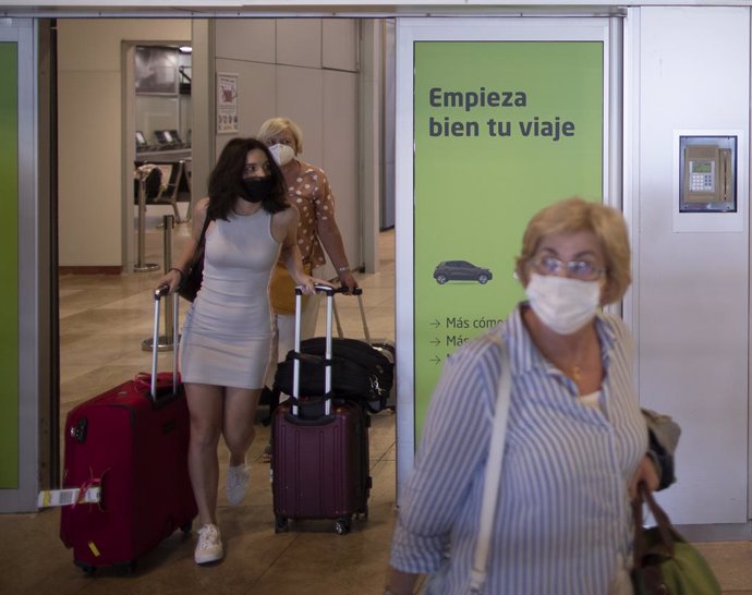 Archivo - Varias personas protegidas con mascarillas salen de la Terminal T1 del Aeropuerto Adolfo Suárez Madrid-Barajas el día de su apertura y de las fronteras de España, en Madrid (España), a 1 de julio de 2020.  