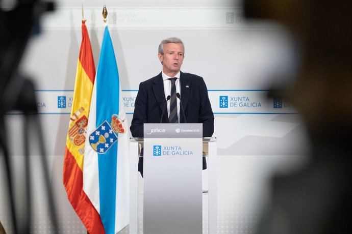 El presidente de la Xunta, Alfonso Rueda, en la rueda de prensa tras la reunión semanal del Consello de la Xunta. San Caetano, Santiago de Compostela, 27/10/22.