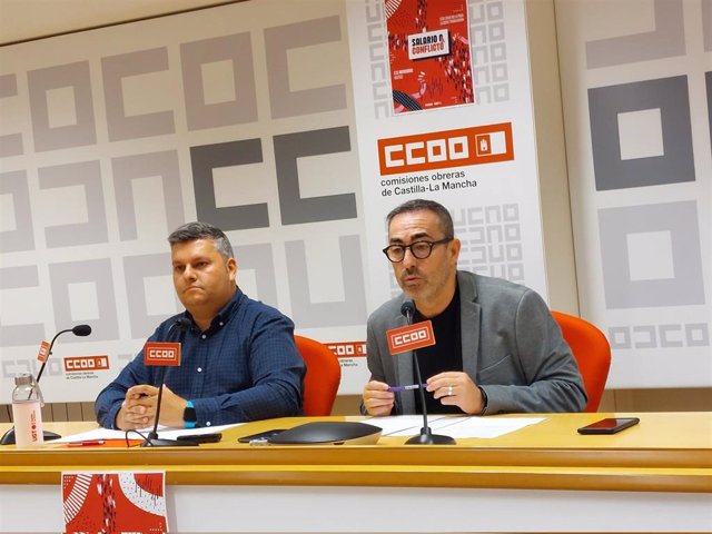 El secretario regional de CCOO, Paco de la Rosa, con el de UGT, Juan Manuel Monforte, en rueda de prensa.