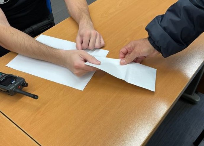 Sobre con dinero recuperado en una oficina de la Policía Municipal de Valladolid.