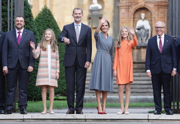 Archivo - El presidente de Asturias, Adrián Barbón, la Princesa Leonor, el Rey Felipe VI, la Reina Doña Letizia, la Infanta Sofía y el presidente de la FPA, Luis Fernández-Vega, saludan a la entrada del Jardín de los Reyes Caudillos.