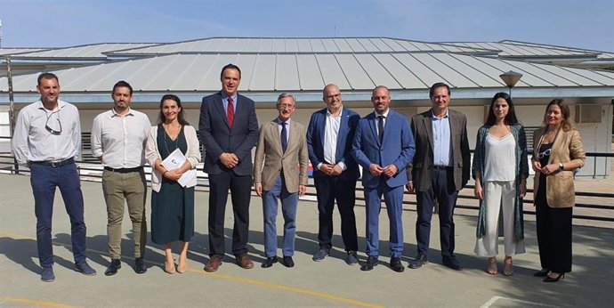 El director general de la APAE y el delegado territorial de Desarrollo Educativo, acompañado por el alcalde de Lebrija, comprueban los trabajos de retirada de amianto en el IES El Fontanal.